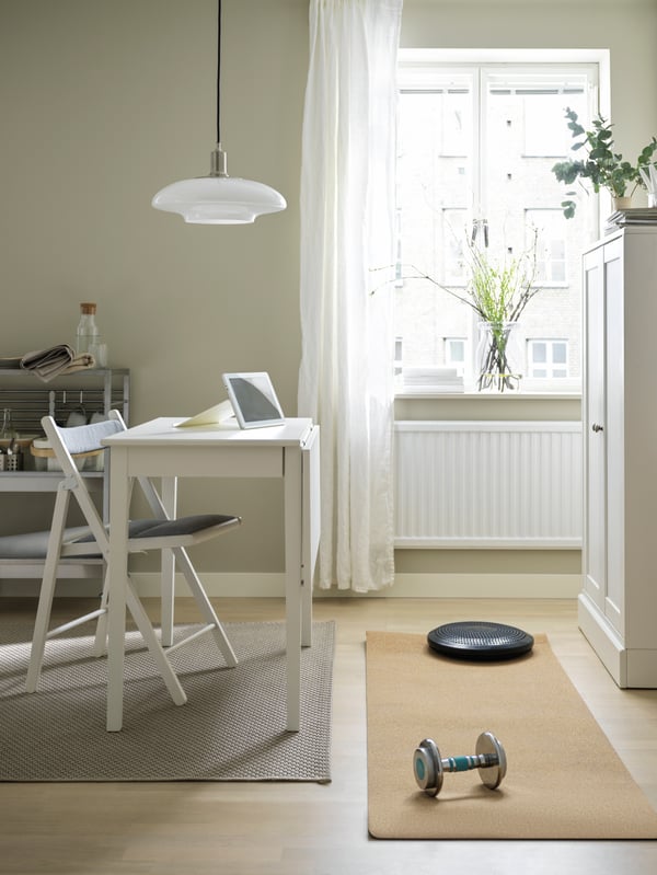 Ein beiger MORUM-Teppich, flach gewebt, für den Innen- und Außenbereich im Esszimmer.