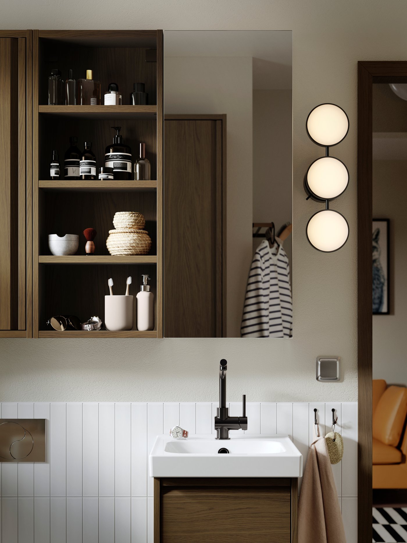 Salle de bain blanche avec divers rangements de différentes tailles.