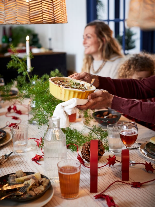 A star-shaped red VINTERFINT garland in the dining room
