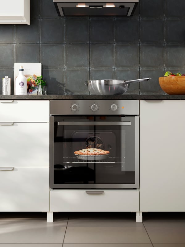 MATÄLSKARE oven connected to BILLSBRO kitchen