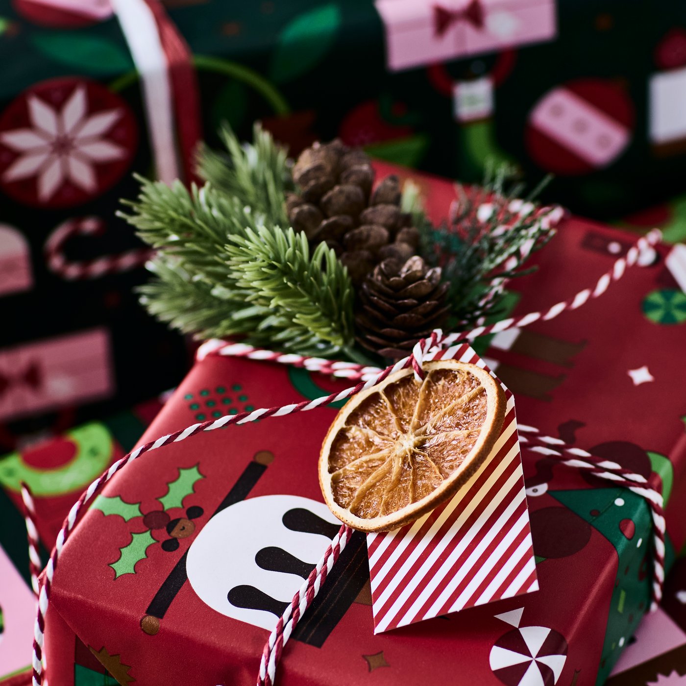 A mixed patterns red/green VINTERFINT gift wrap roll