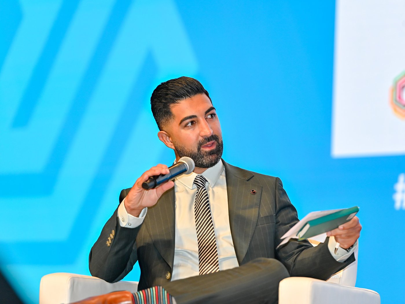 Arash spricht auf einer UNHCR-Veranstaltung in ein Mikrofon.
