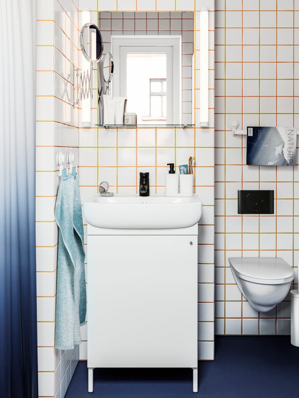A stainless steel FRÄCK mirror in the bathroom