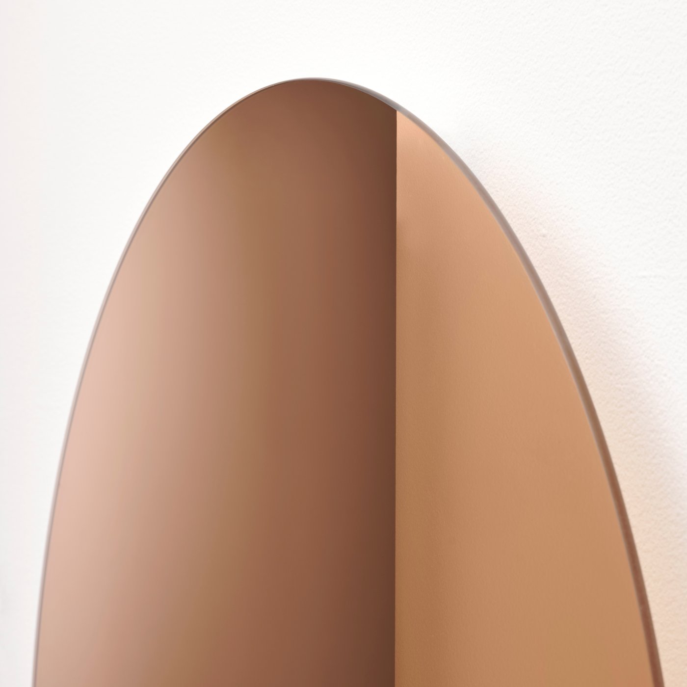 A dimmable/bronze-colour round VARMBLIXT LED wall/mirror lamp in the NA