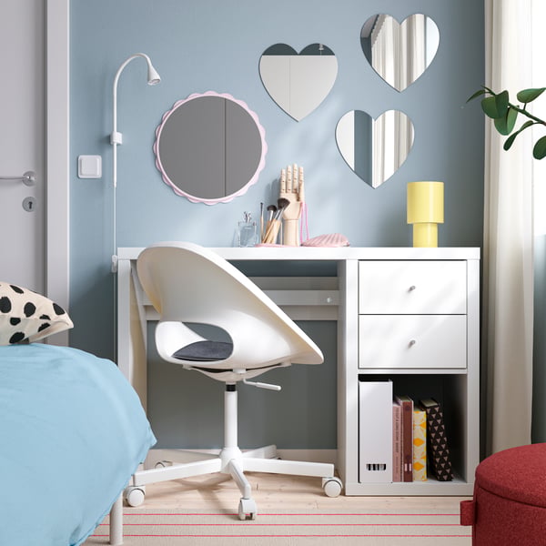 A heart-shaped HOLMÖARNA mirror