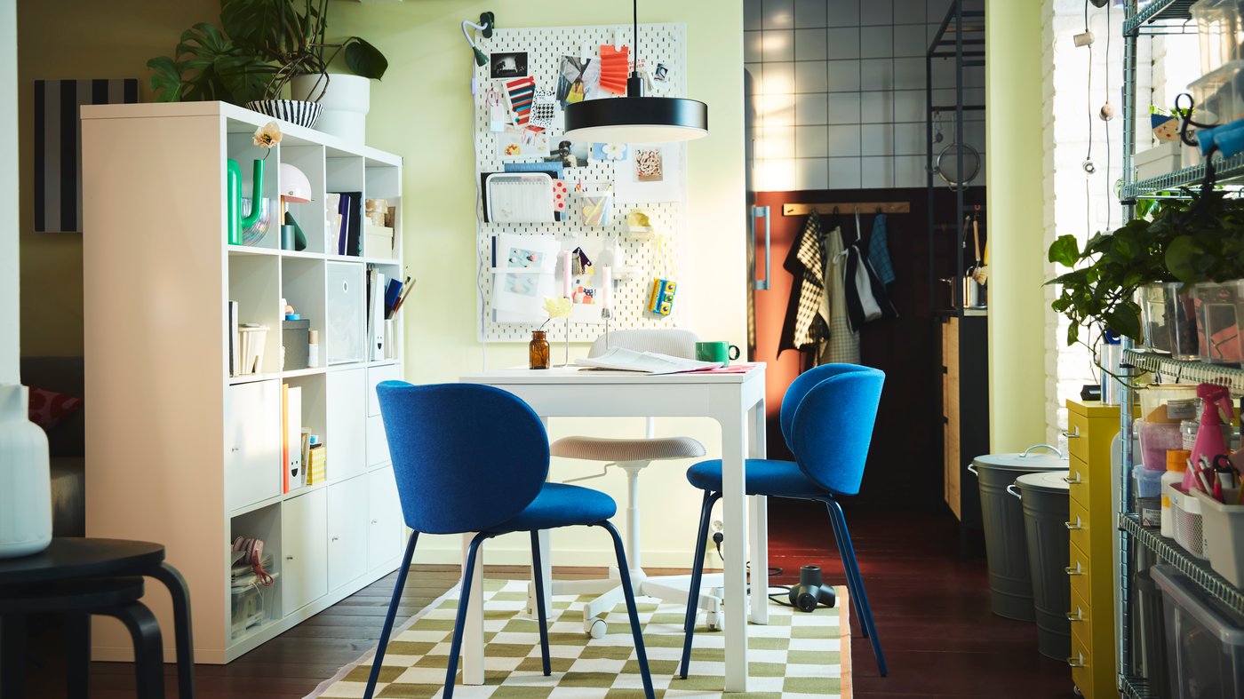 Tapis KLASSRUM vert et blanc tissé à plat dans une salle à manger