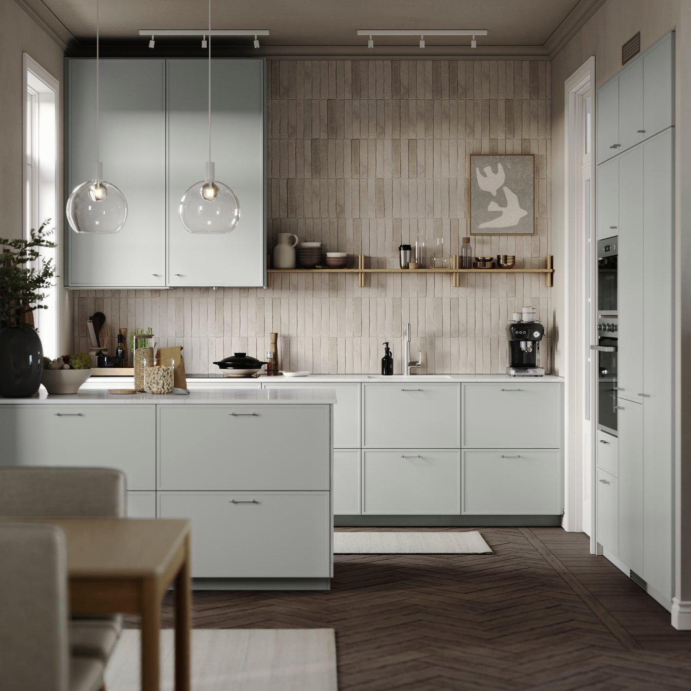 Eine moderne Küche mit gefliesten Wänden, hellgrauen ASPUDDEN Küchenfronten, Holzböden und einer weißen Arbeitsplatte.