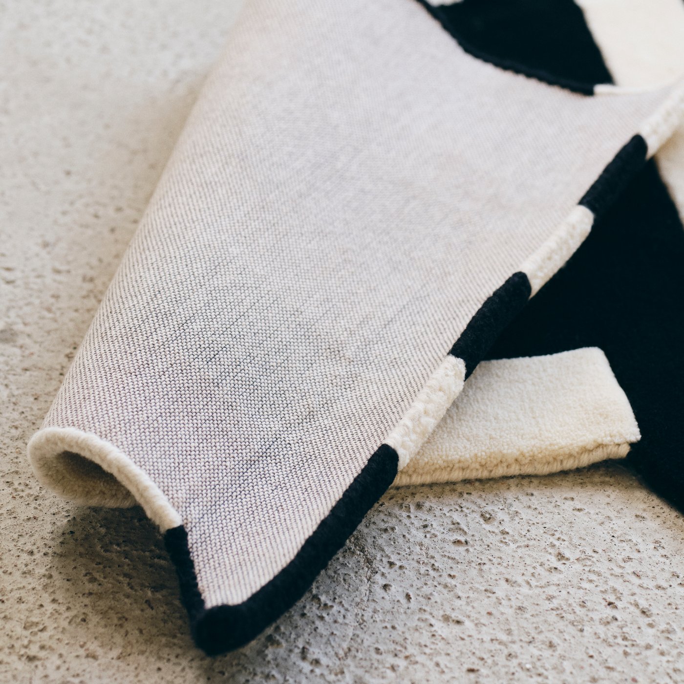 A white/black KONSTRUNDA rug in the NA