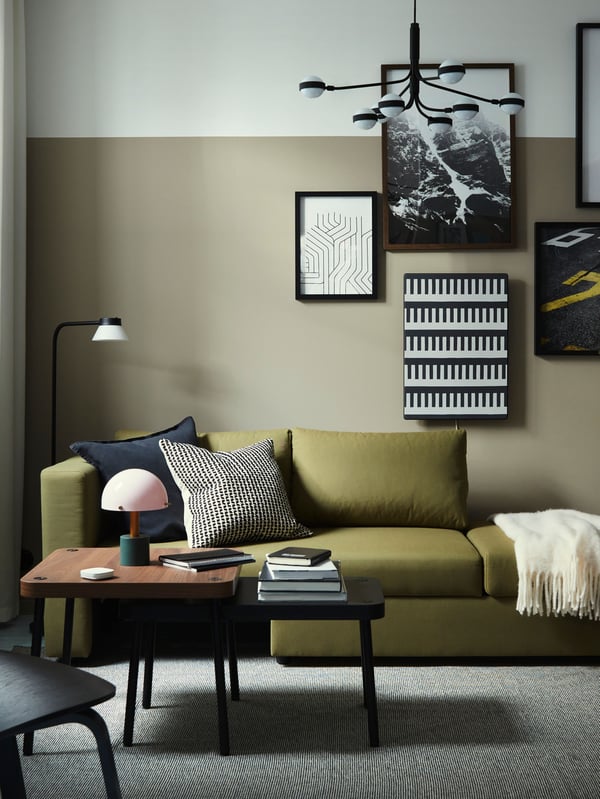Wohnzimmer in Erdfarben mit SONHULT Satztischen, die vor einem SKÖNABÄCK 2er-Bettsofa stehen.