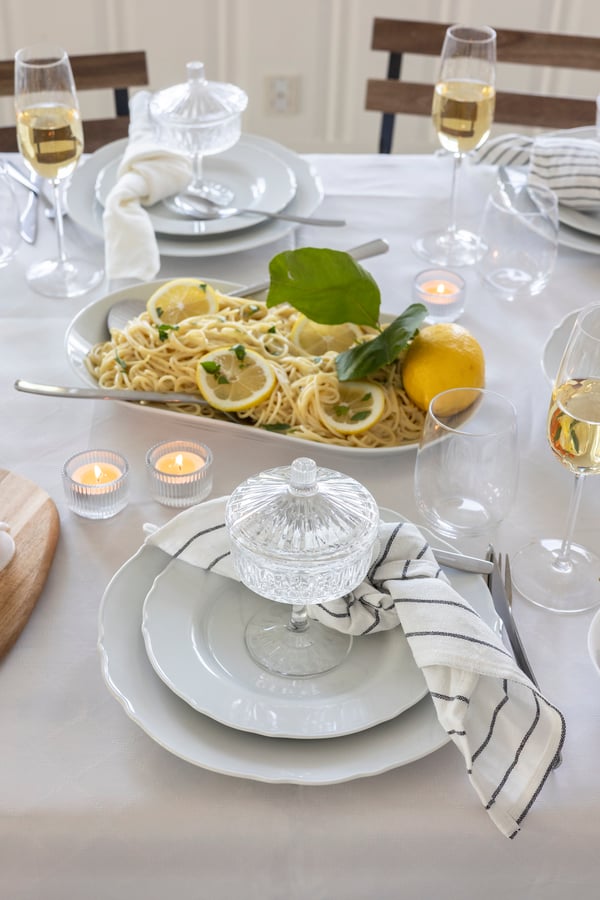 Et fad med citronpasta står midt på et bord.
