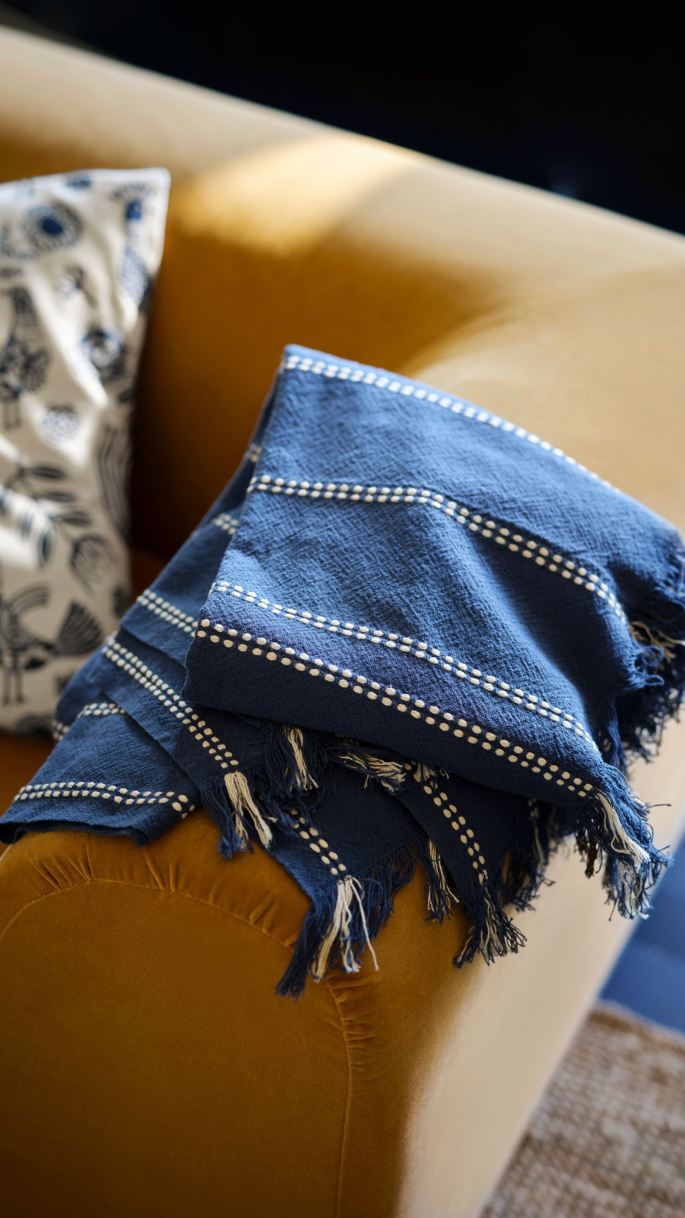 Kissenbezug KRUTBRÄNNARE mit natürlichem Blau/Vogel-Blumenmuster
