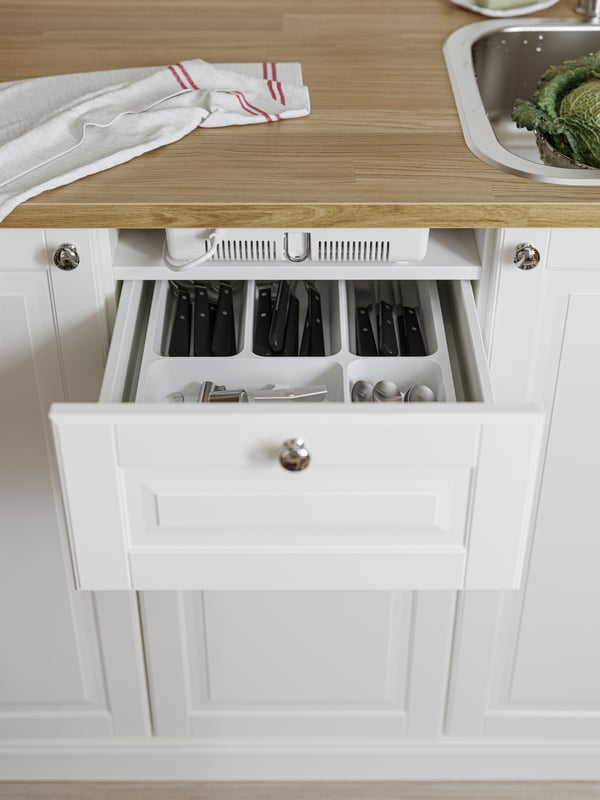 A black LIVNÄRA 24-piece cutlery set