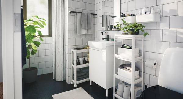 A white FLODALEN bath towel in the bathroom