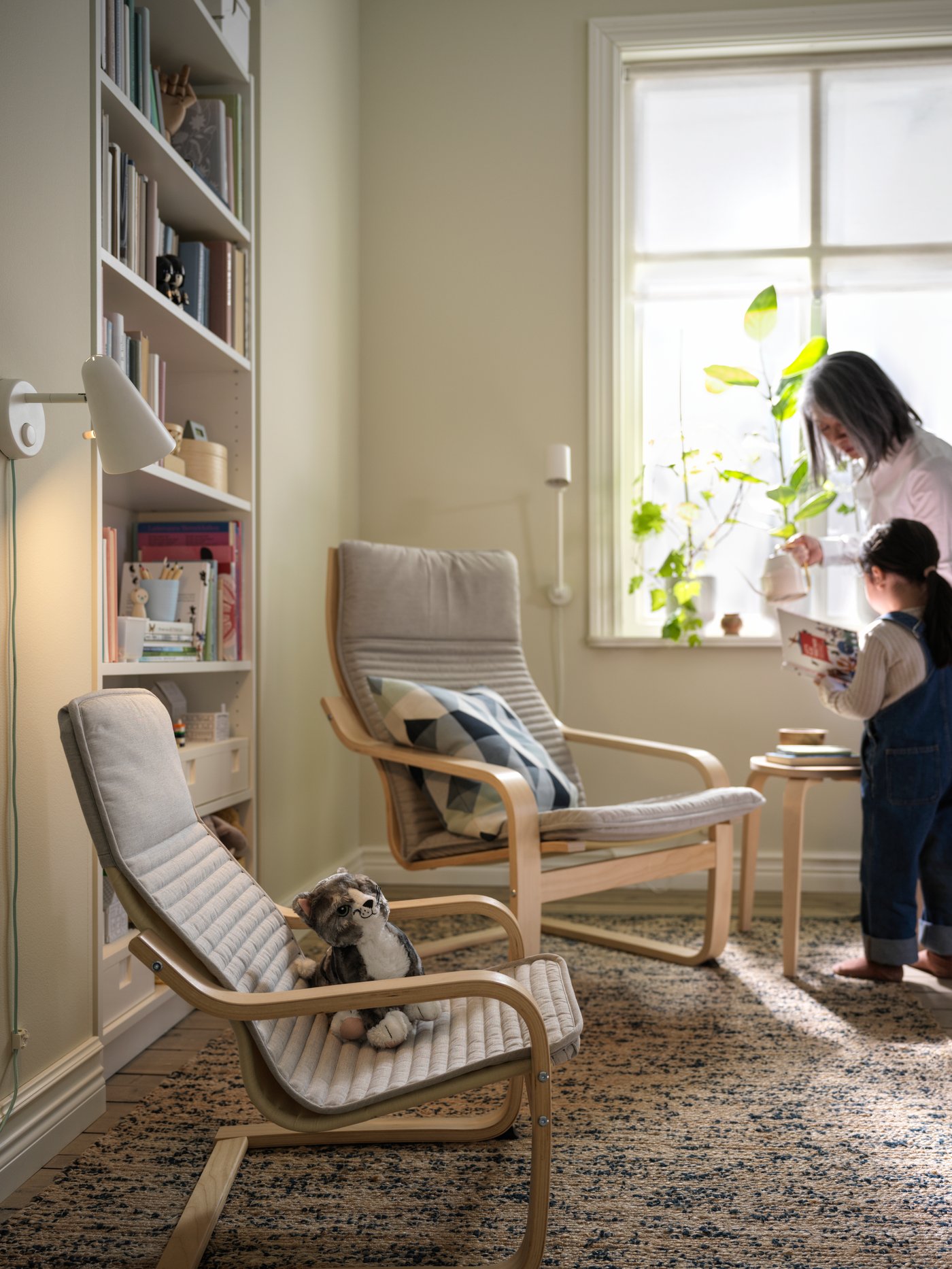 A handmade natural/dark blue MELHOLT rug, flatwoven in the living room