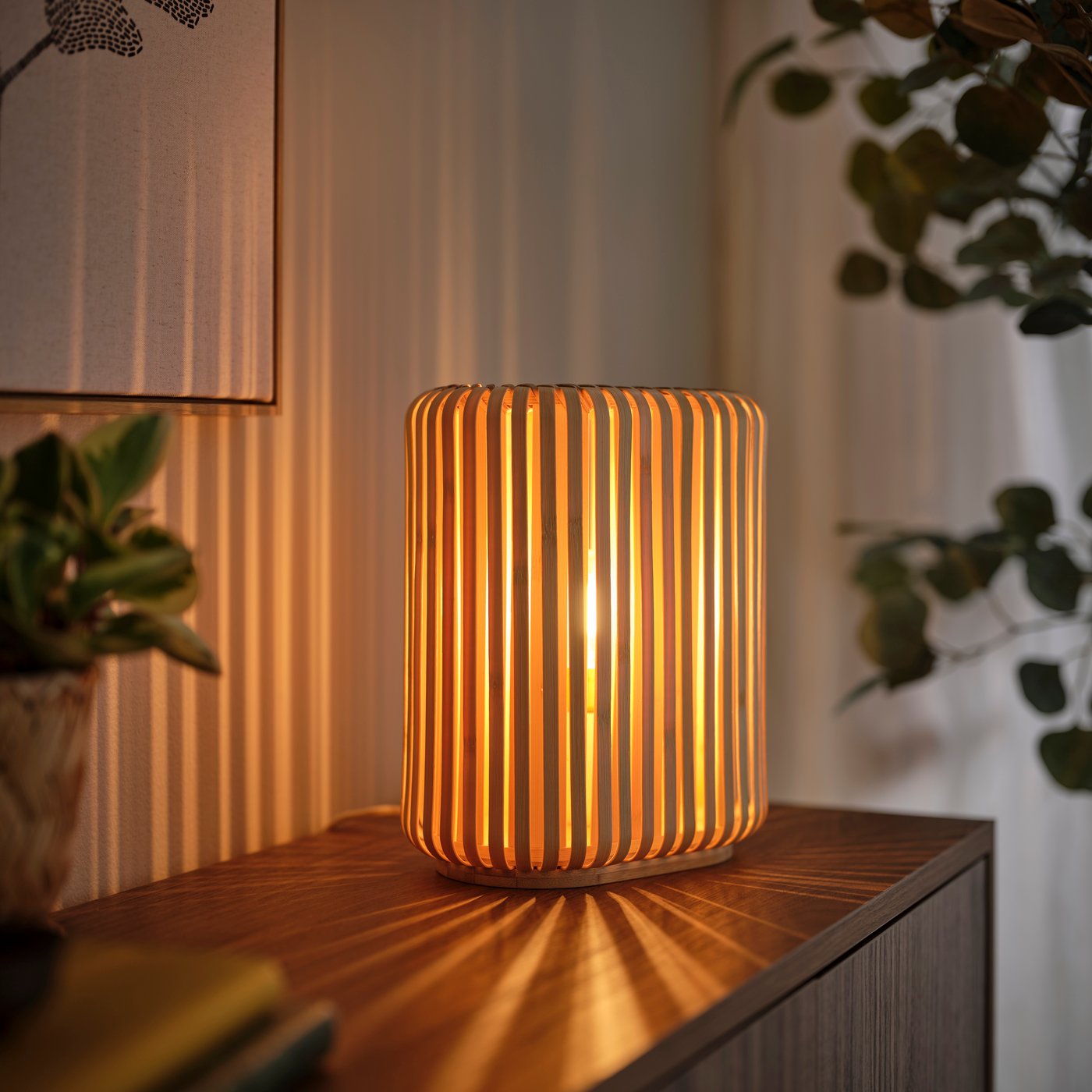 A bamboo VARPTROSS table lamp in the hallway