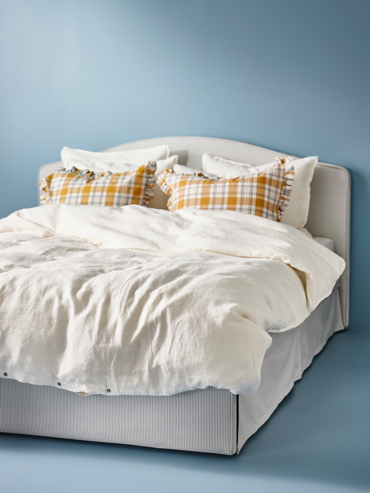 A Kilanda light beige/Luröy RAMNEFJÄLL upholstered bed frame