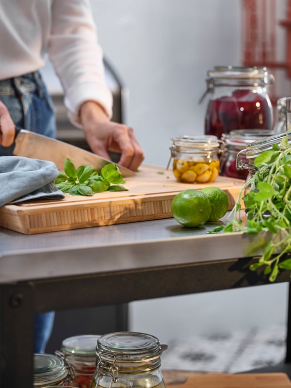 A black VÖRDA cook's knife in the kitchen.