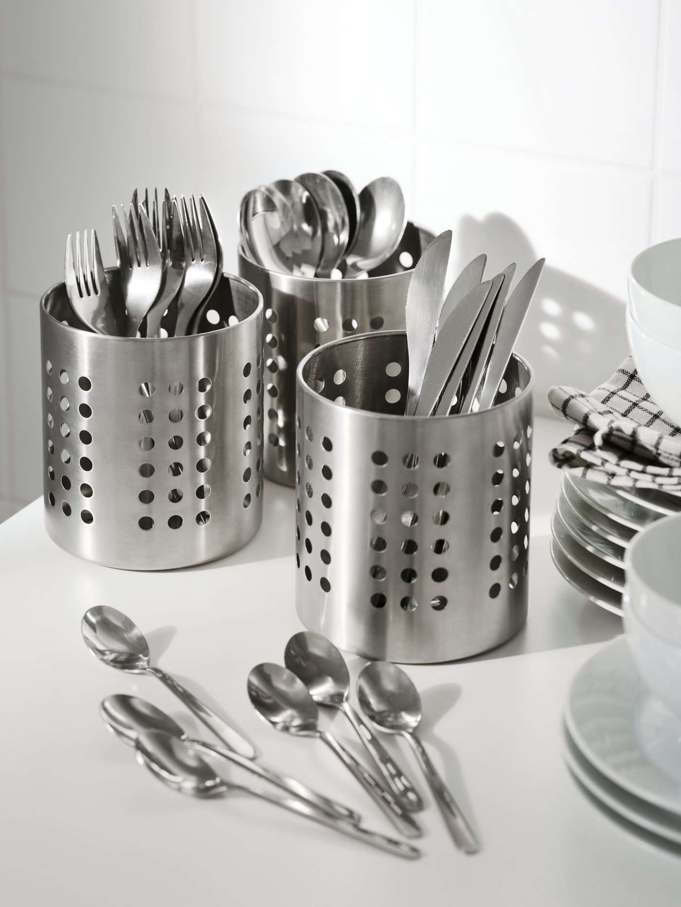 A stainless steel FÖRNUFT 24-piece cutlery set in the kitchen