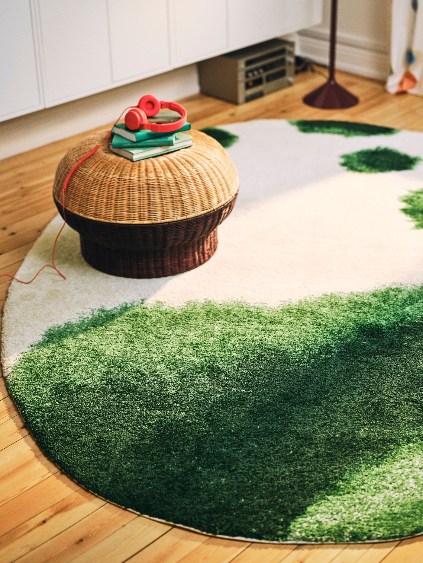 An oval/green off-white IKEA PS 2026 rug, low pile in the living room
