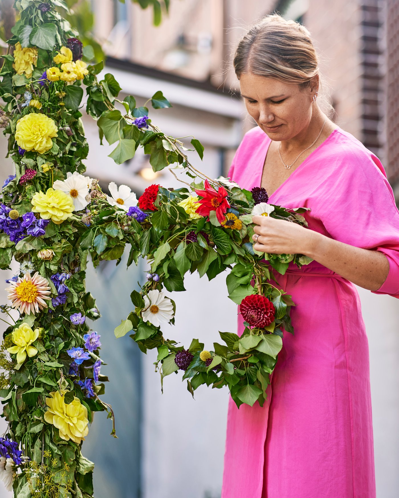 Žena zdobí sloup na každoroční švédskou letní oslavu Midsommar.