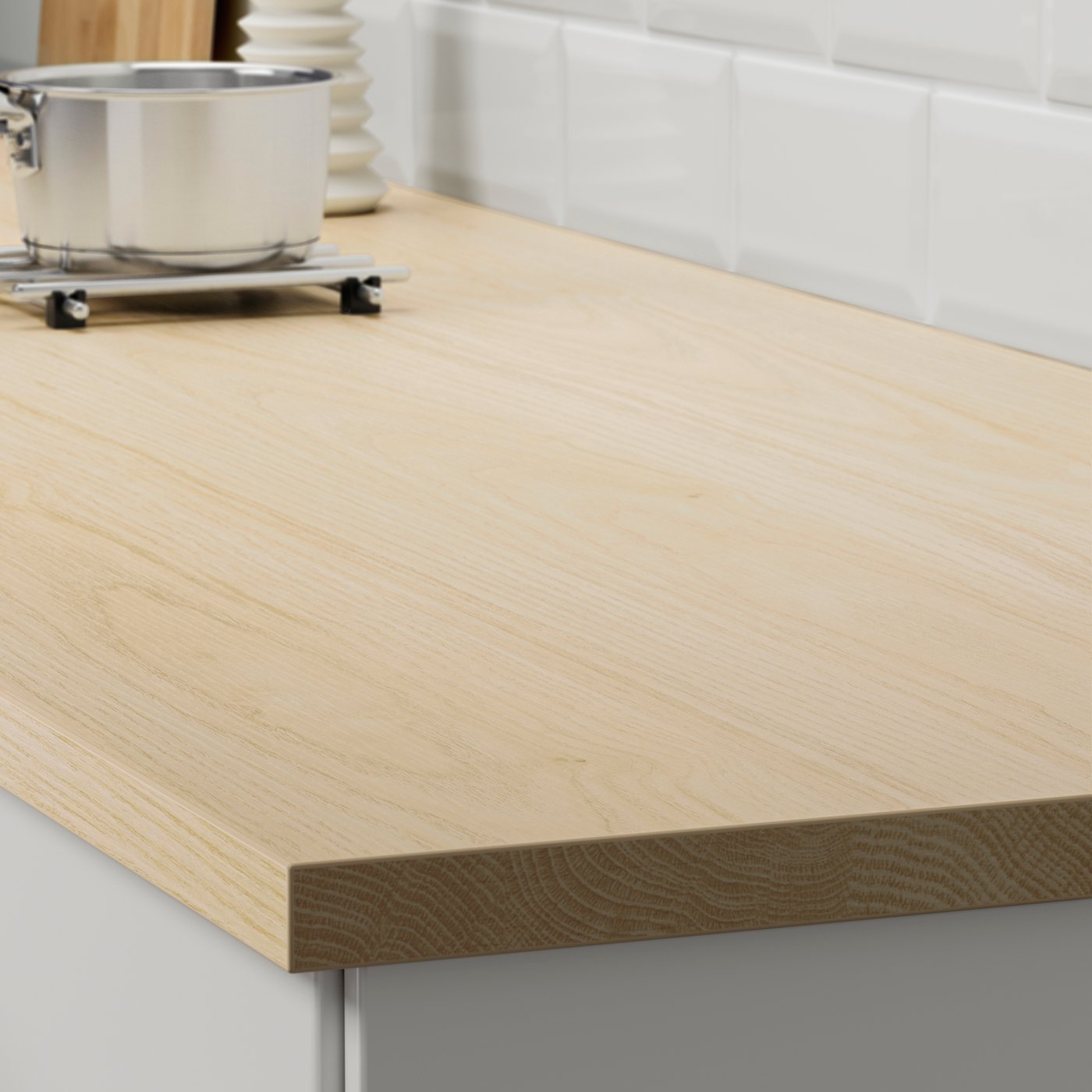 A close-up of the corner of an EKBACKEN countertop.