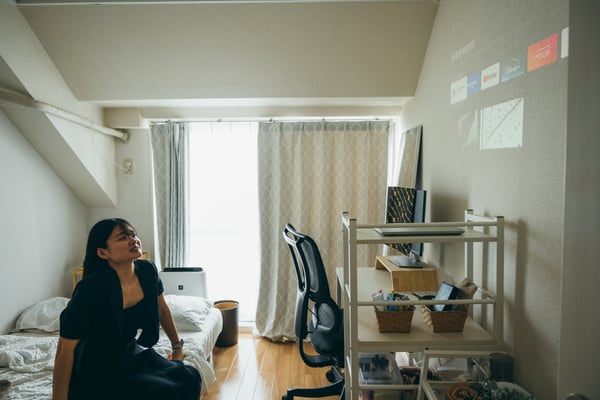 壁に投影された映像を見上げる人物