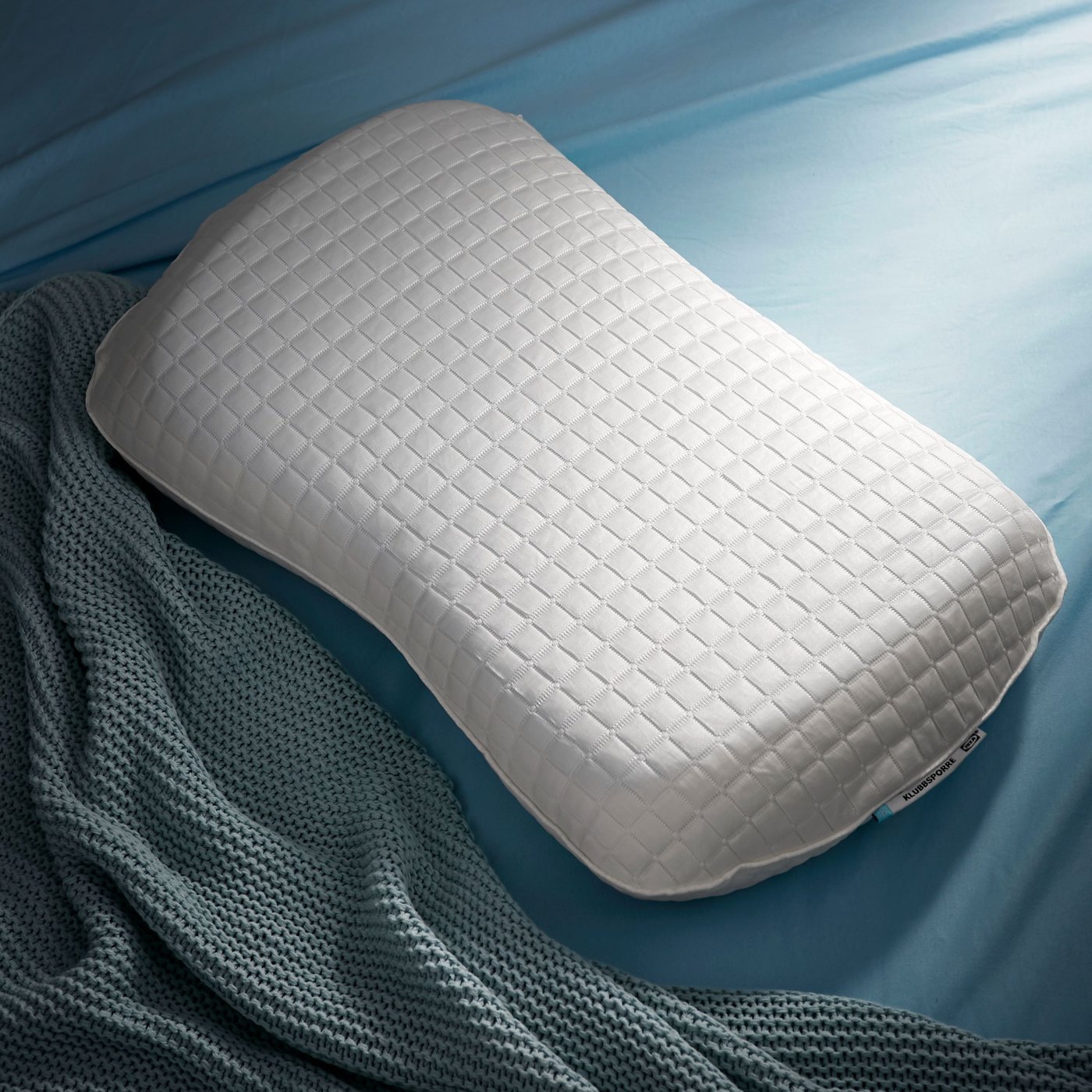 A KLUBBSPORRE ergonomic pillow, side/back sleeper