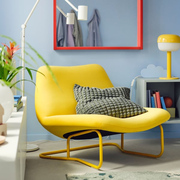 Ein gelber Sessel von IKEA und rundherum verschiedene Lampen von IKEA.