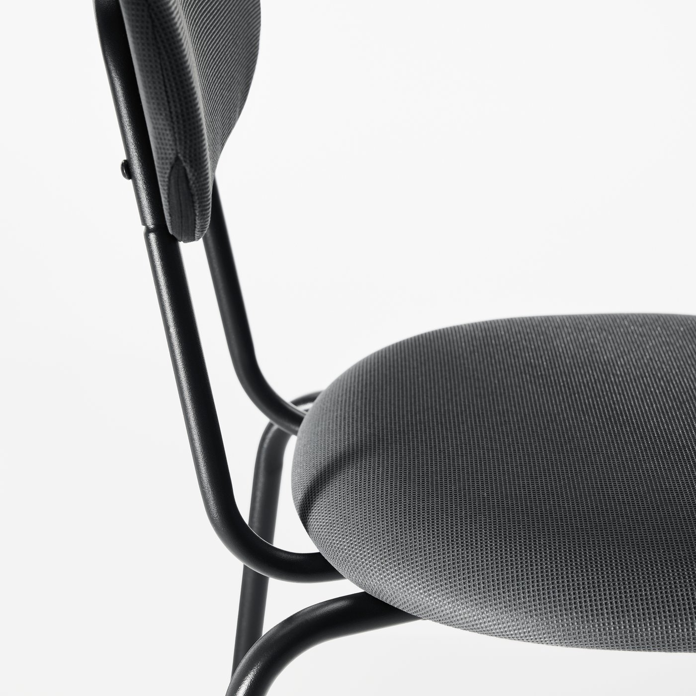 Gros plan sur une chaise SANDSBERG en anthracite/Remmarn anthracite avec assise et dossier rembourrés.