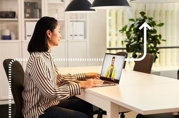 Una cliente IKEA Business Network in videochiamata con un collaboratore IKEA sul laptop.