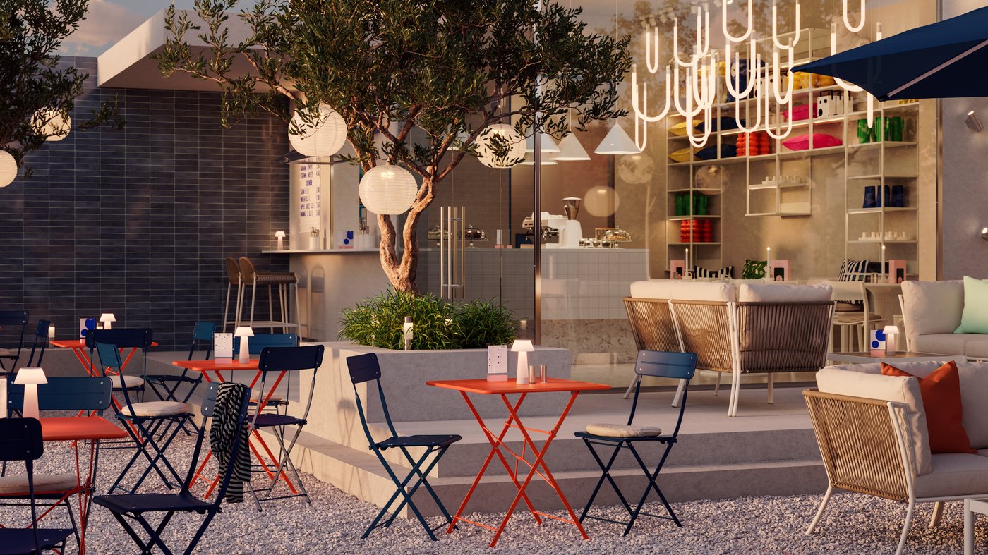 Restaurante al espacio exterior con conjuntos SUNDSÖ de mesa y dos sillas. 