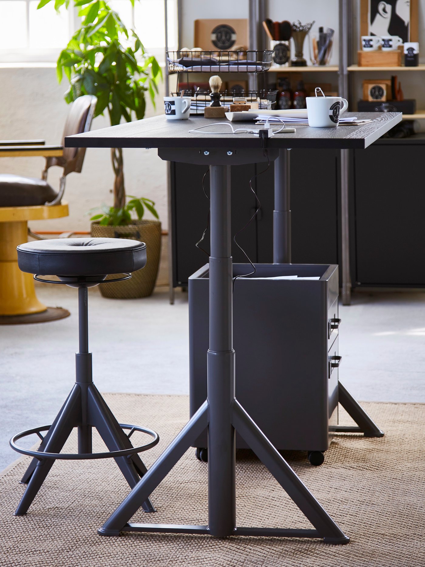A black/dark grey IDÅSEN desk in the home office