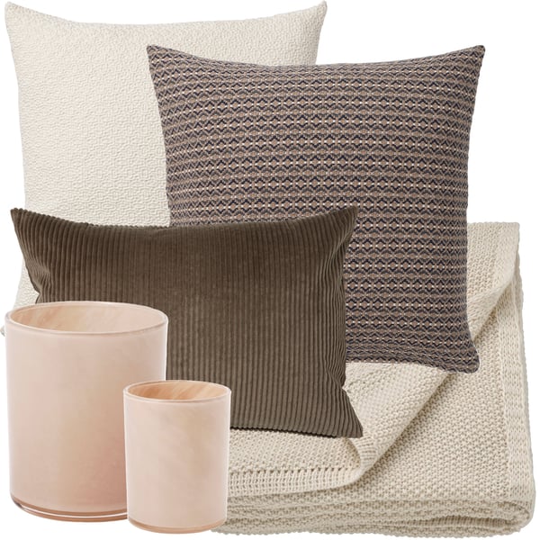 Kollagbild med tre kuddar i brun och ljusbeige färgskala, en ljusbeige stickad filt, Två ljuslyktor i beige glas.