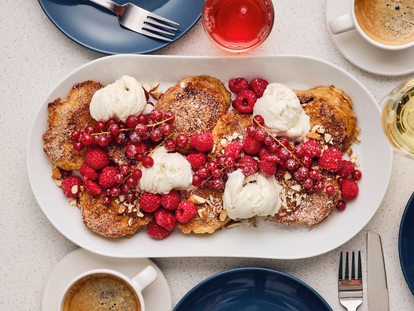 Zimt French Toast mit Eiscreme, garniert mit verschiedenen Beeren.