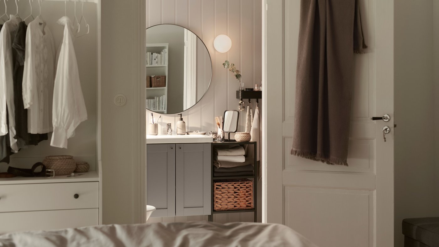 An anthracite ENHET base fr w shelves in the bathroom