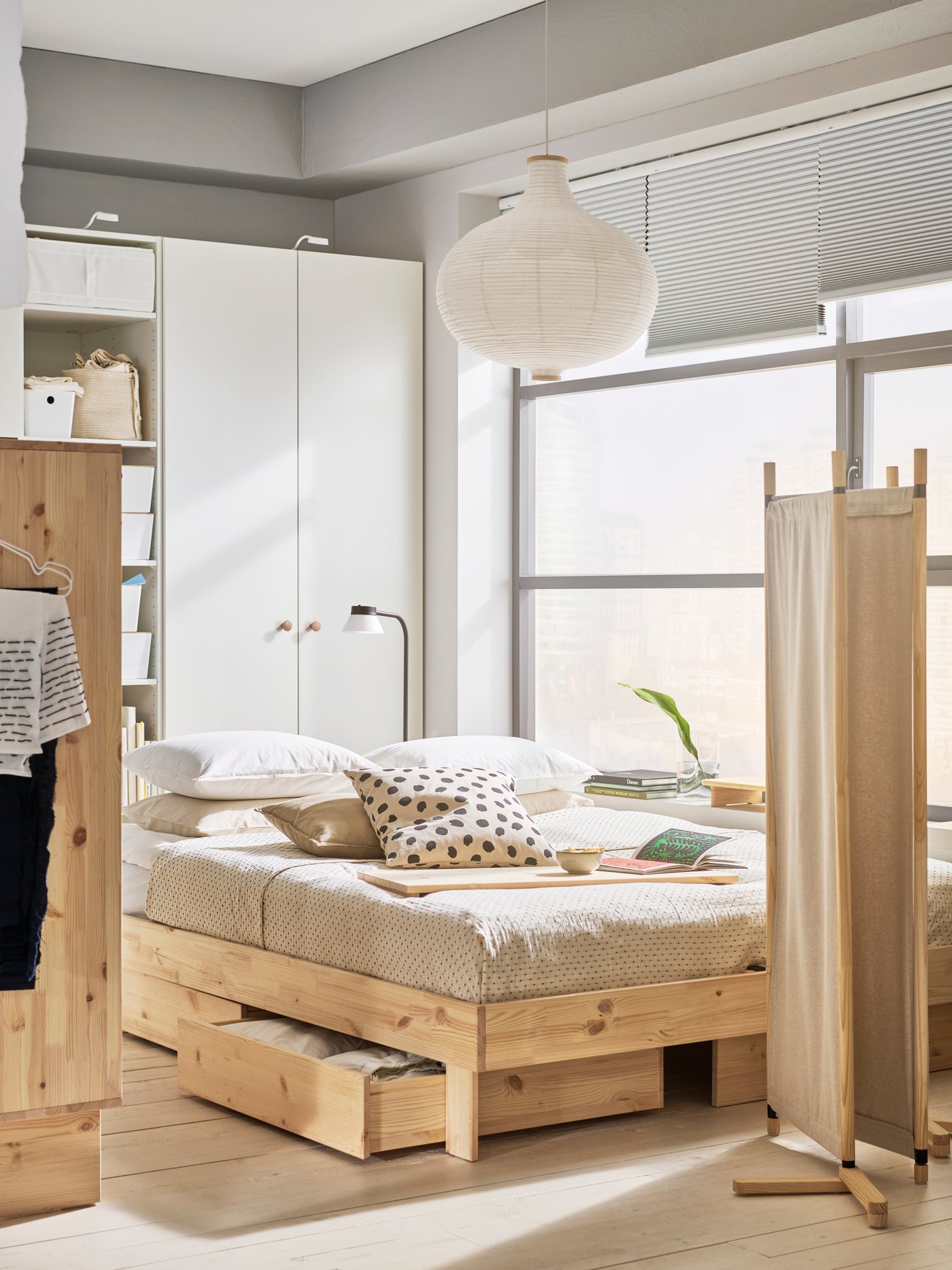 Una cama de dos plazas de madera GLAMBERGET con cajones debajo de la base.