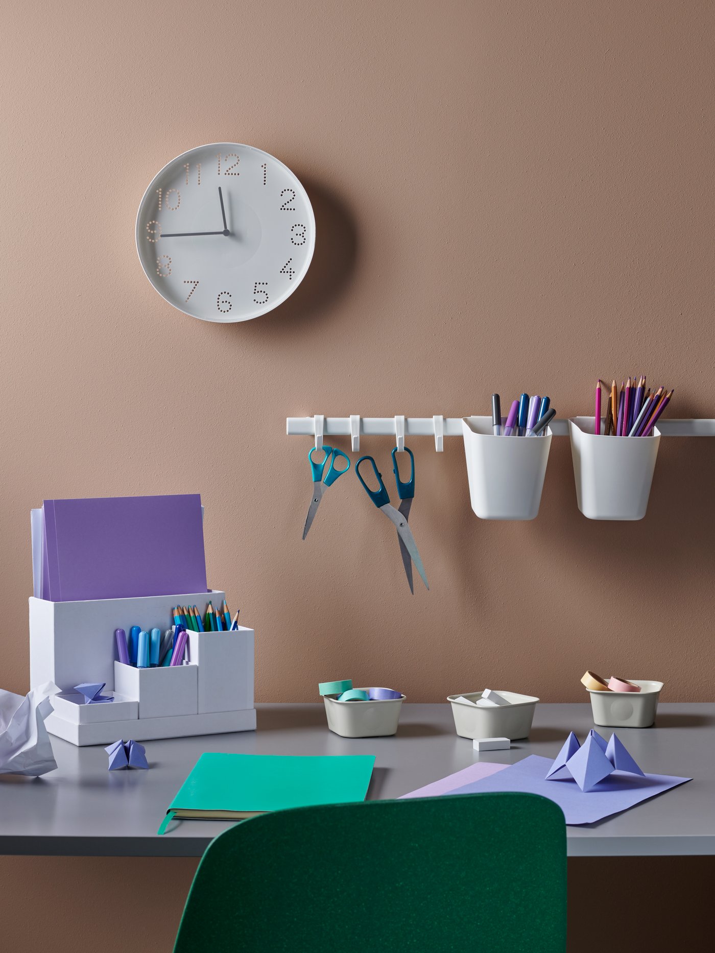A white SUNNERSTA rail with 4 hooks and 2 containers in the home office