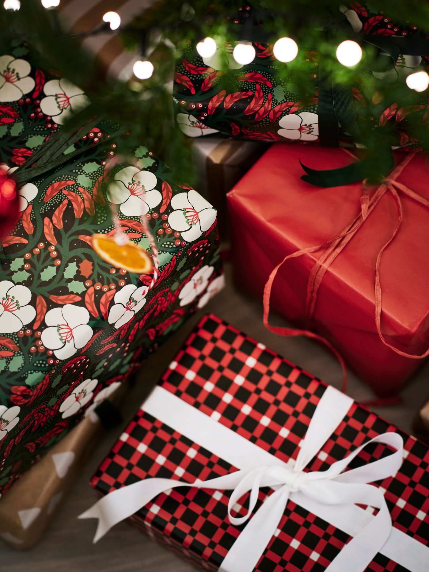 A mixed patterns mixed colours VINTERFINT gift wrap roll