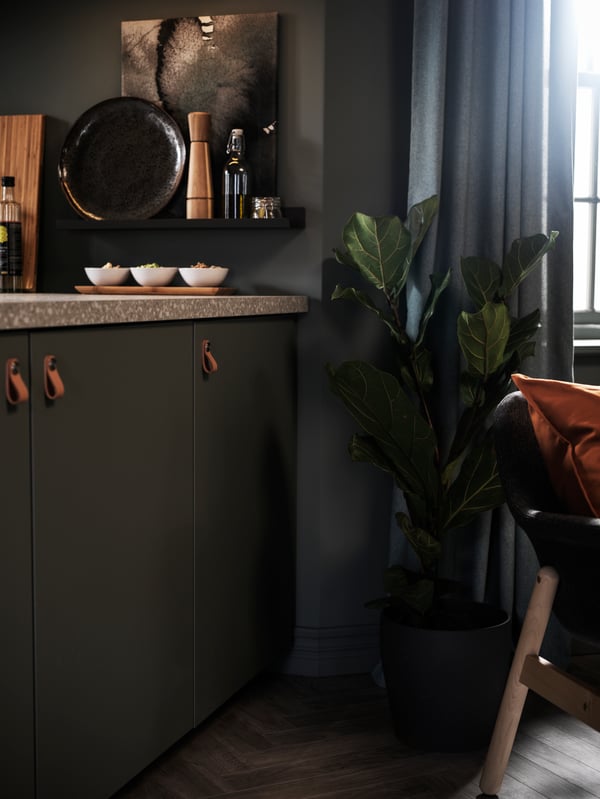 Kitchen accessories stored on a mineral-effect SÄLJAN worktop on METOD base cabinets, and also stored on the wall above.