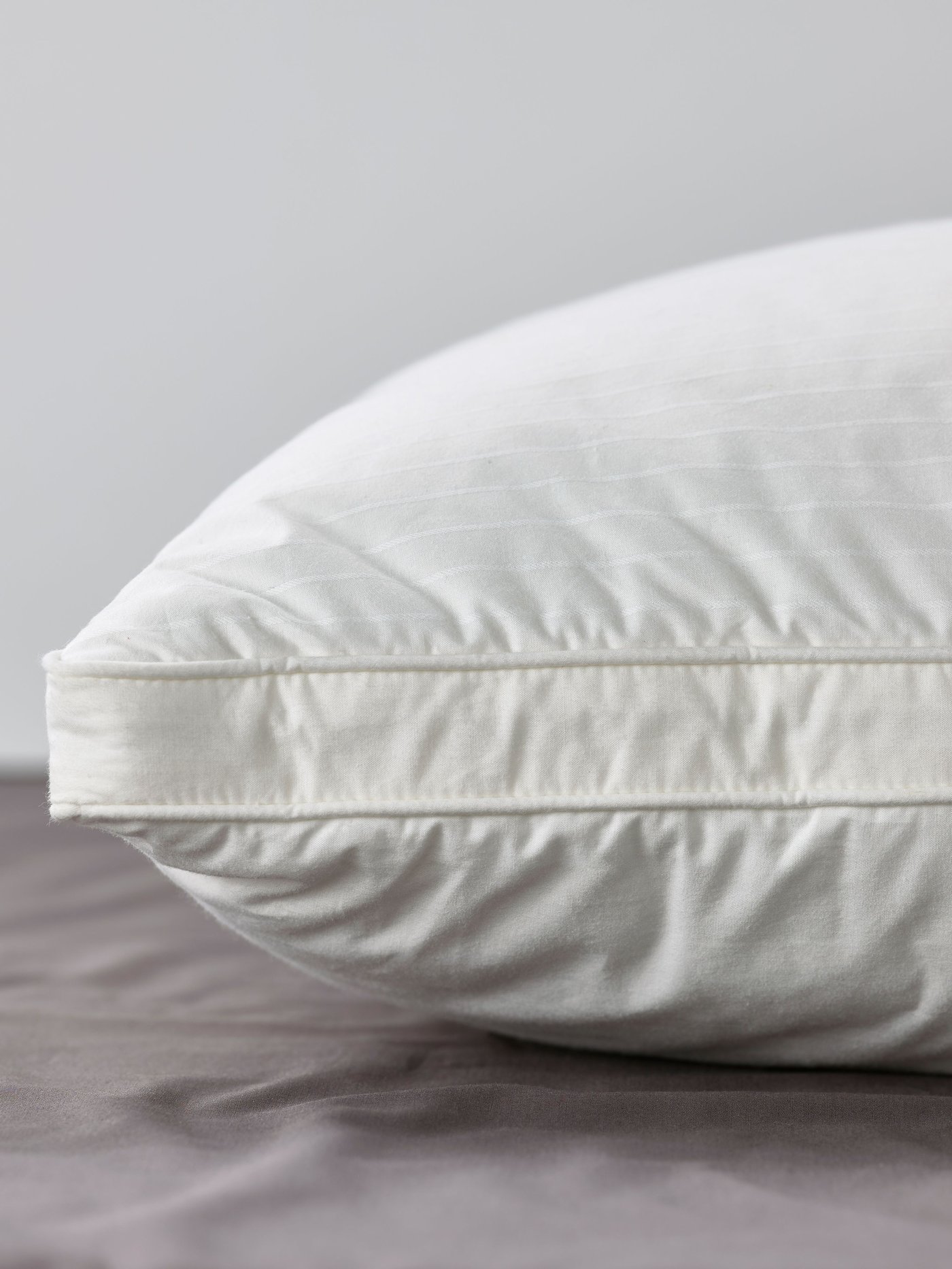 A GREEN AMARANTH pillow, high, for side and back sleepers.
