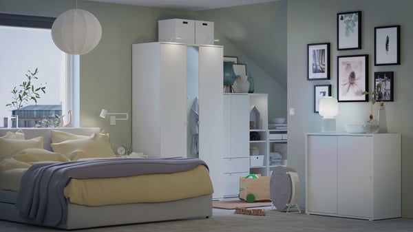 Spavaća soba uređena IKEA nameštajem i sa STARKVIND prečišćivačem vazduha.