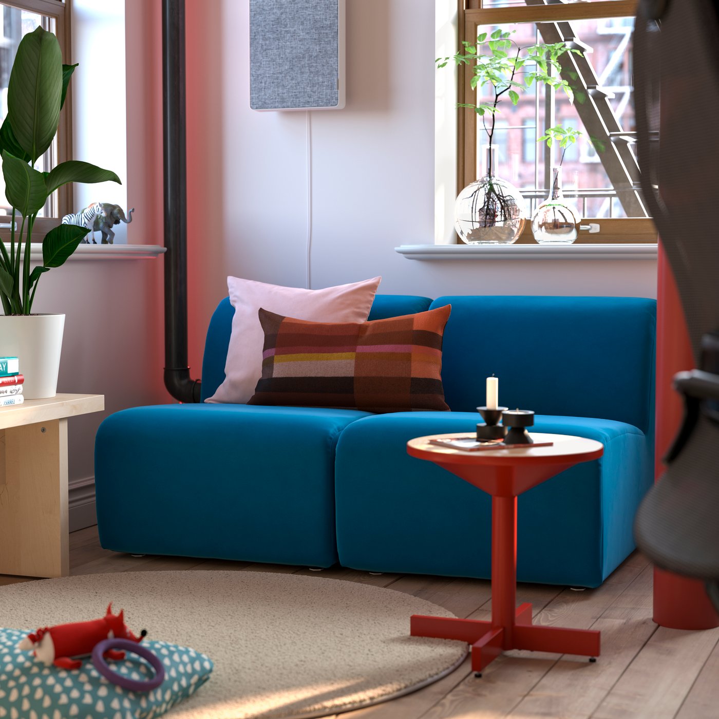Zwei STOCKHOLM-Einzelsessel stehen in einer Ecke des Raums, zusammen mit einem GRIMSARBO-Beistelltisch, einem STOENSE-Teppich und einem FÖRNUFTIG-Luftreiniger.