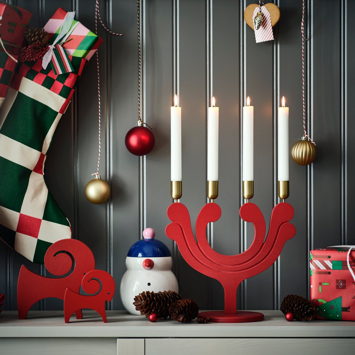 Un candelabro VINTERFINT con 4 velas.