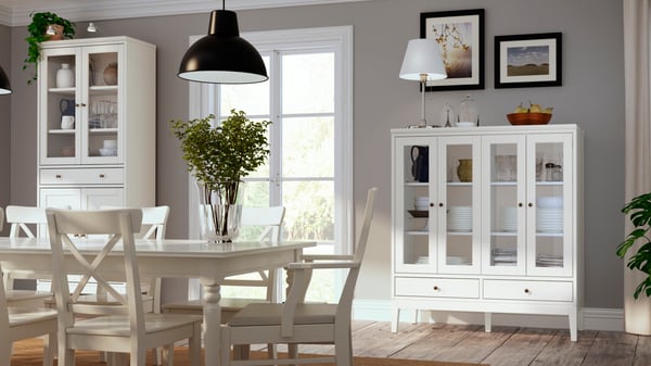 Vitrine blanche IDANÄS avec portes vitrées accordéon.