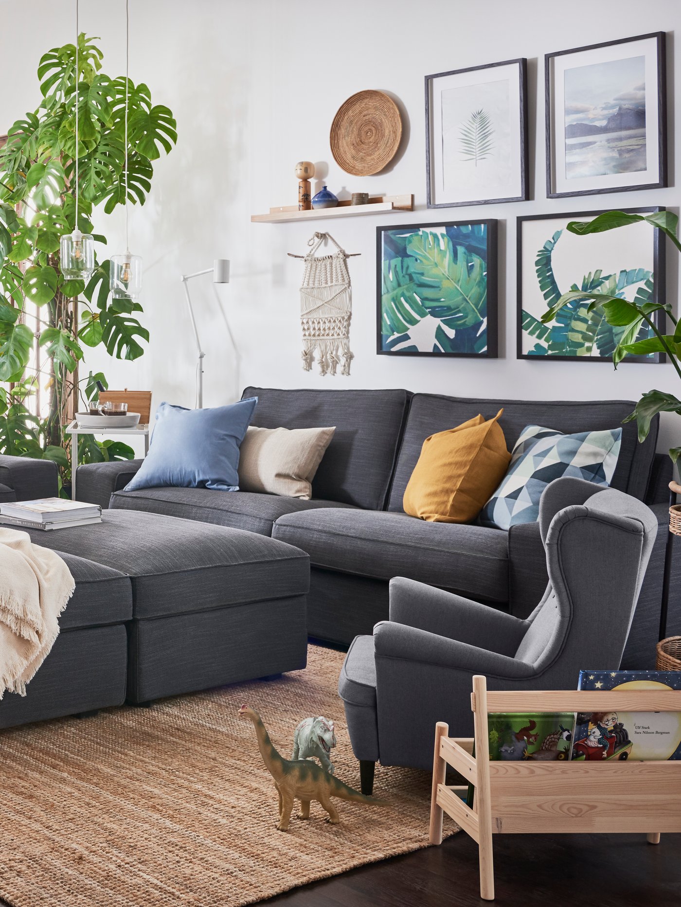 A grey KIVIK sofa on top of a natural LOHALS rug, flatwoven in the living room