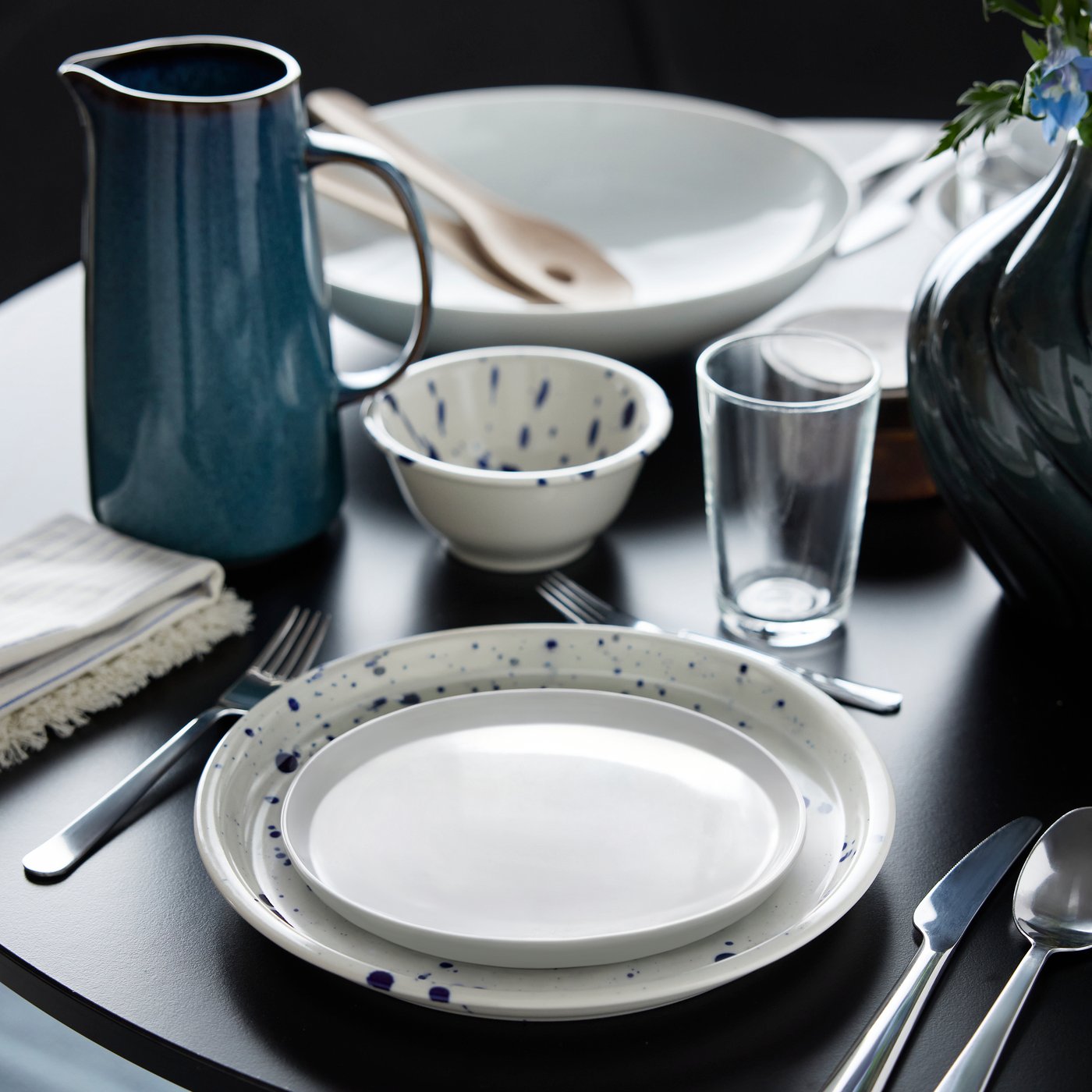 Een IKEA 365+ bordje staat op een SILVERSIDA bord bij een SILVERSIDA schaal en een blauwe GLADELIG kan op een tafel.