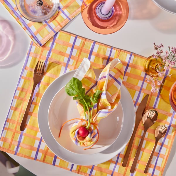 A white GODMIDDAG plate in the dining room