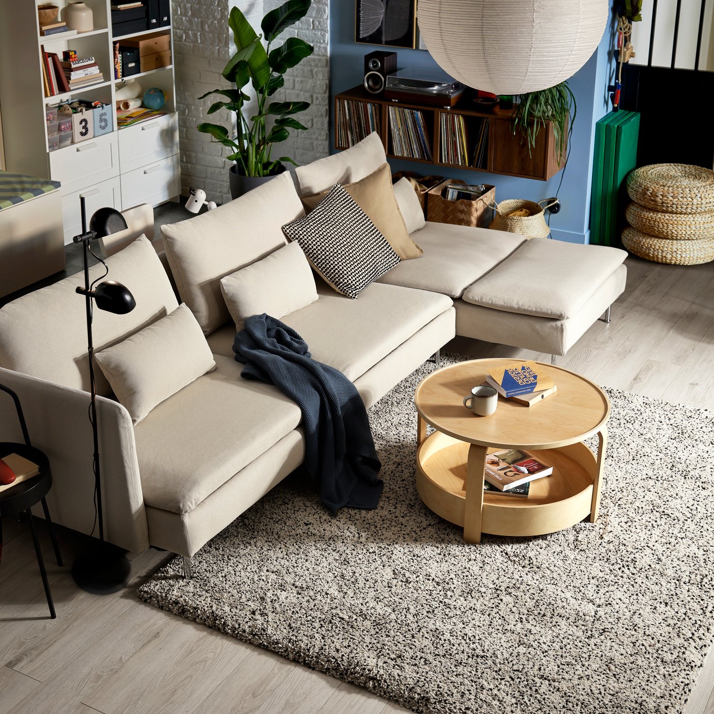 A with chaise longue with open end/Fridtuna light beige SÖDERHAMN 4-seat sofa-bed in the living room