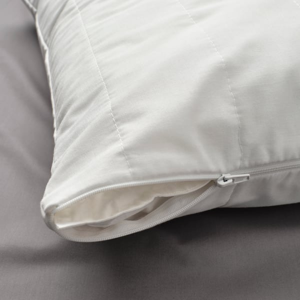 Una almohada LUDDROS con funda removible.