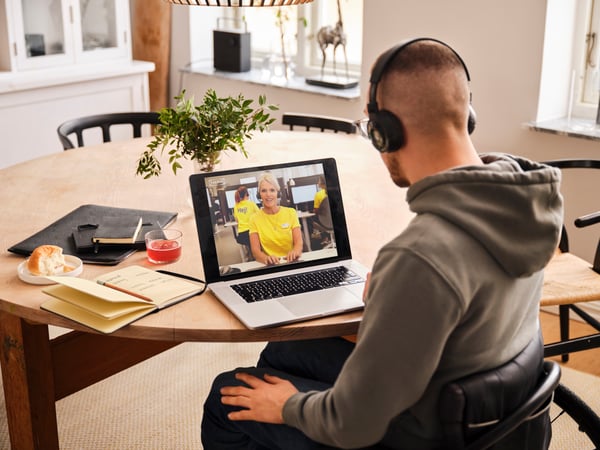 Customer talking to an IKEA co-worker through a digital meeting

